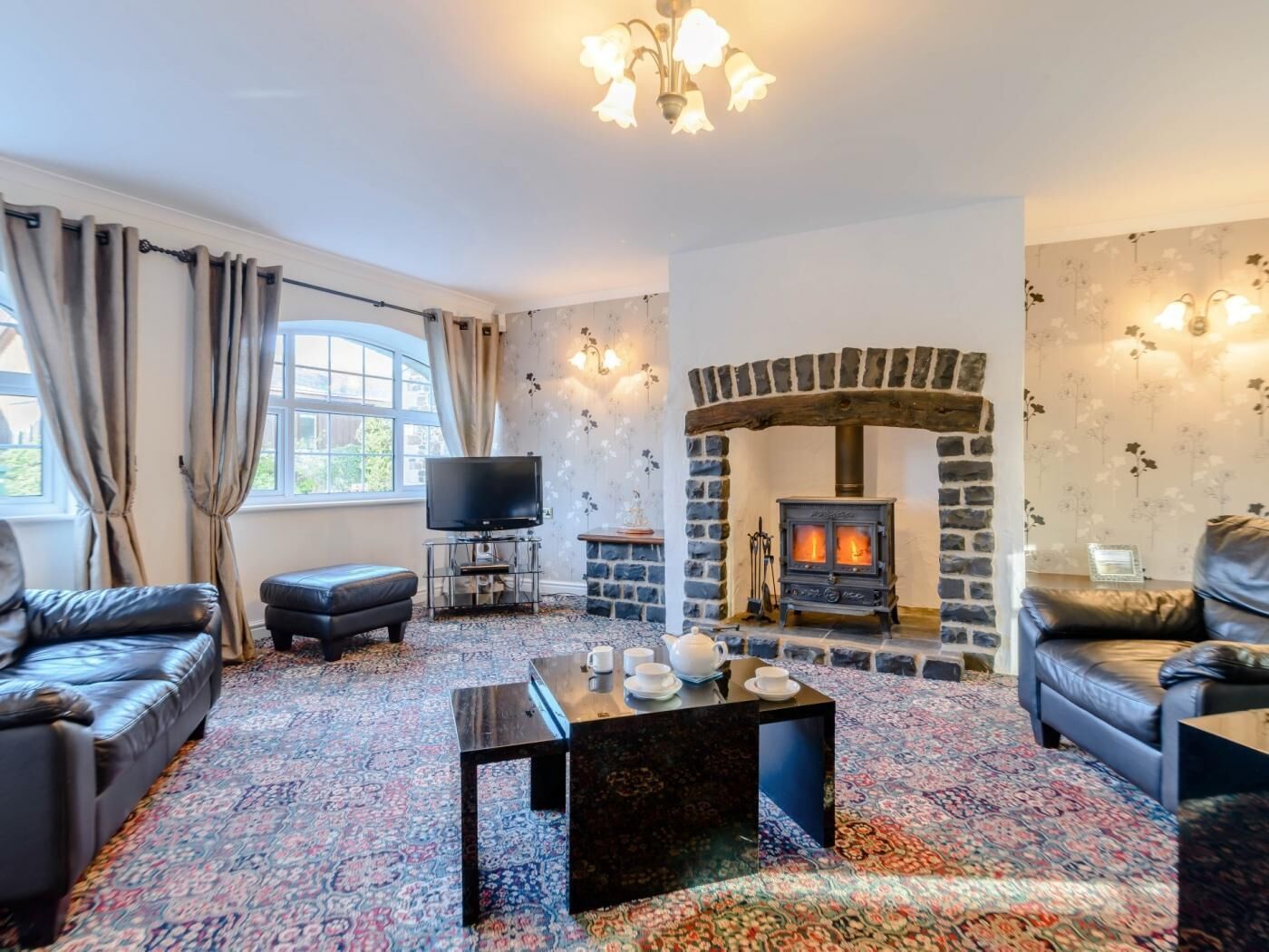 Télévision, cheminée