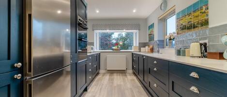 Mikrobølgeovn, ovn, opvaskemaskine, køkkentøj/tallerkener/redskaber