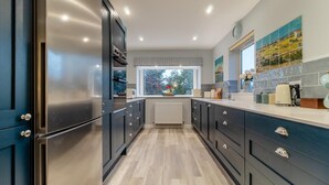 Microwave, oven, dishwasher, cookware/dishes/utensils - 2 Bed in Snape (oc-sfvin) (Church Common)