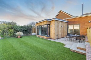 Outdoor dining - 2 Bed in Snape (oc-sfvin) (Church Common)