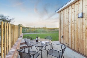 Outdoor dining - 2 Bed in Snape (oc-sfvin) (Church Common)