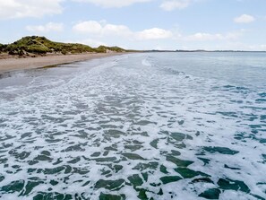 A beach with clear water and a sandy shore. - 2 Bed in Alnwick (oc-80500) (Newton-by-the-Sea)
