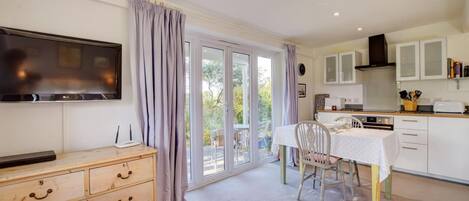 Mikrowelle, Ofen, Geschirrspüler, Kochgeschirr/Geschirr/Besteck