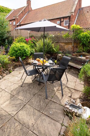 Outdoor dining - 2 Bed in Whitby (oc-w1032) (Whitby)