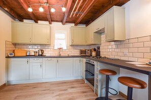 Microwave, oven, dishwasher, cookware/dishes/utensils - 2 Bed in Whitby (oc-w1032) (Whitby)