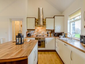 Oven, dishwasher, high chair, cookware/dishes/utensils - 3 Bed in Alnwick (oc-80493) (Newton-by-the-Sea)