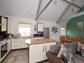 Oven, dishwasher, highchair, cookware/dishes/utensils - 3 Bed in Alnwick (oc-80493) (Newton-by-the-Sea)