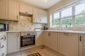 Microwave, oven, dishwasher, cookware/dishes/utensils - 2 Bed in Rollesby (oc-2324) (Rollesby)
