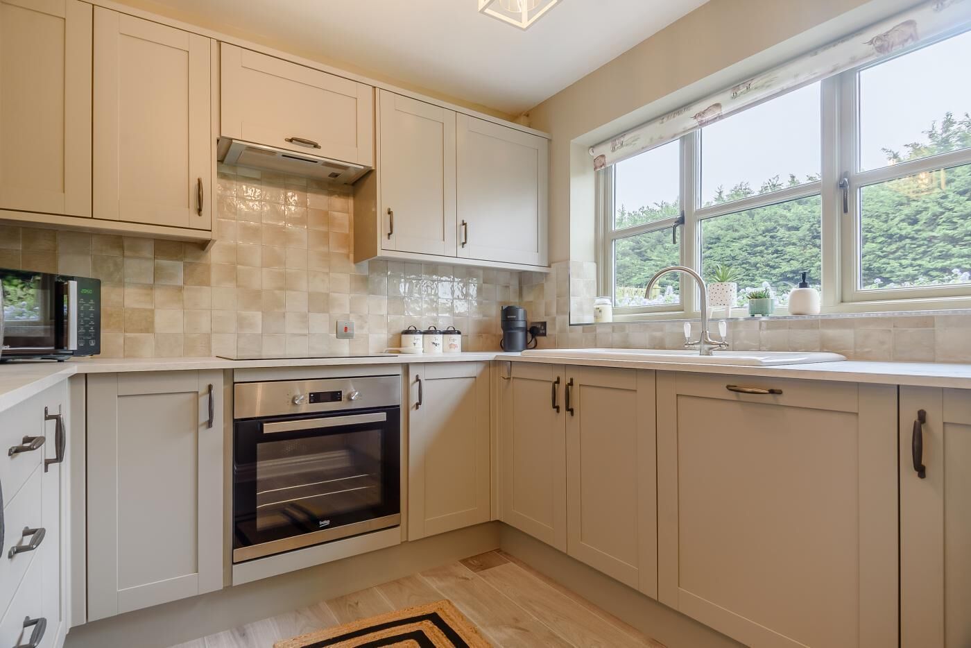 Microondas, horno, lavavajillas y utensilios de cocina 