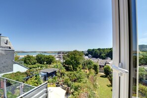 Ein Wohngebiet mit Blick auf das Meer und einem klaren Himmel.