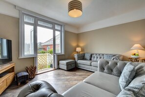 TV - 2 Bed in Padstow (oc-p00632) (Padstow)