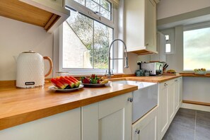 Microwave, oven, dishwasher, cookware/dishes/utensils - 2 Bed in Padstow (oc-p00632) (Padstow)