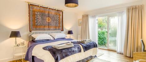 WiFi (無料)、ベッドシーツ