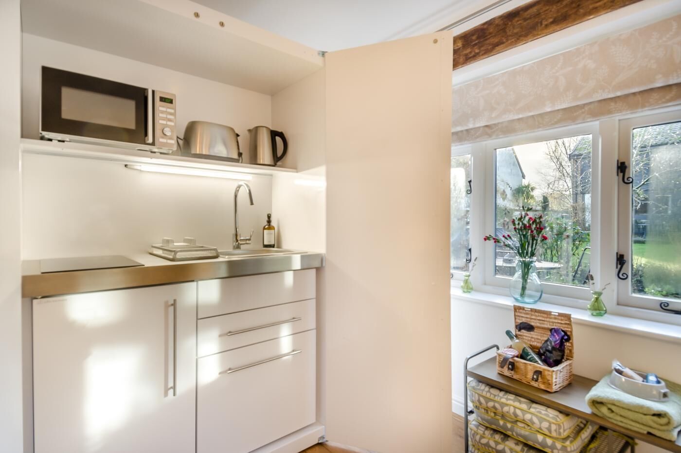 Mikrobølgeovn, ovn, oppvaskmaskin og høy barnestol