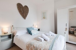 2 bedrooms, iron/ironing board, free WiFi, bed sheets - 2 Bed in Whitby (oc-w1028) (Whitby)
