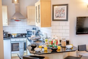 Microwave, oven, high chair, cookware/dishes/utensils - 2 Bed in Whitby (oc-w1028) (Whitby)