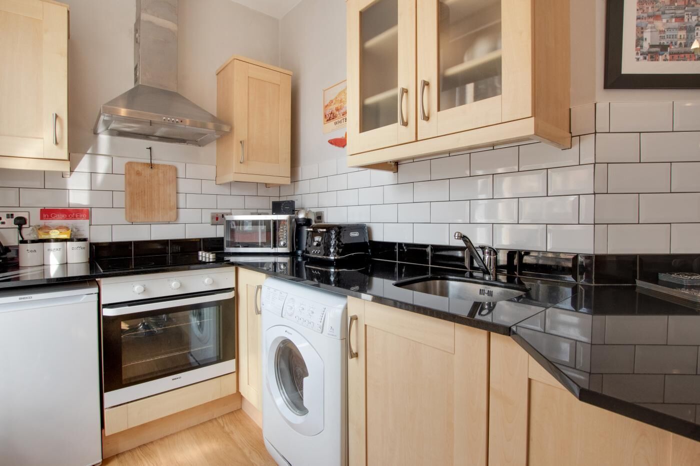 Microondas, horno, silla alta para bebés, utensilios de cocina