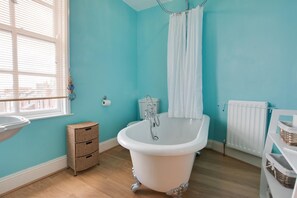 Hair dryer, towels - 2 Bed in Whitby (oc-w1028) (Whitby)