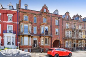 Exterior - 2 Bed in Whitby (oc-w1028) (Whitby)