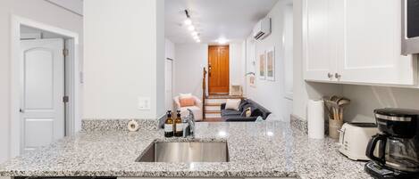 Een koelkast, een microgolfoven, een oven, een kookplaat