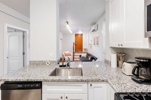 Fridge, microwave, oven, stovetop - Modern Apt in Trendy Neighborhood w/ Free Parking (Chicago)
