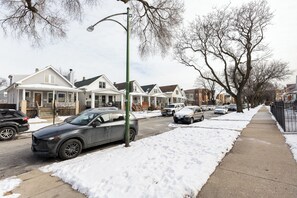 Property grounds - Modern Apt in Trendy Neighborhood w/ Free Parking (Chicago)