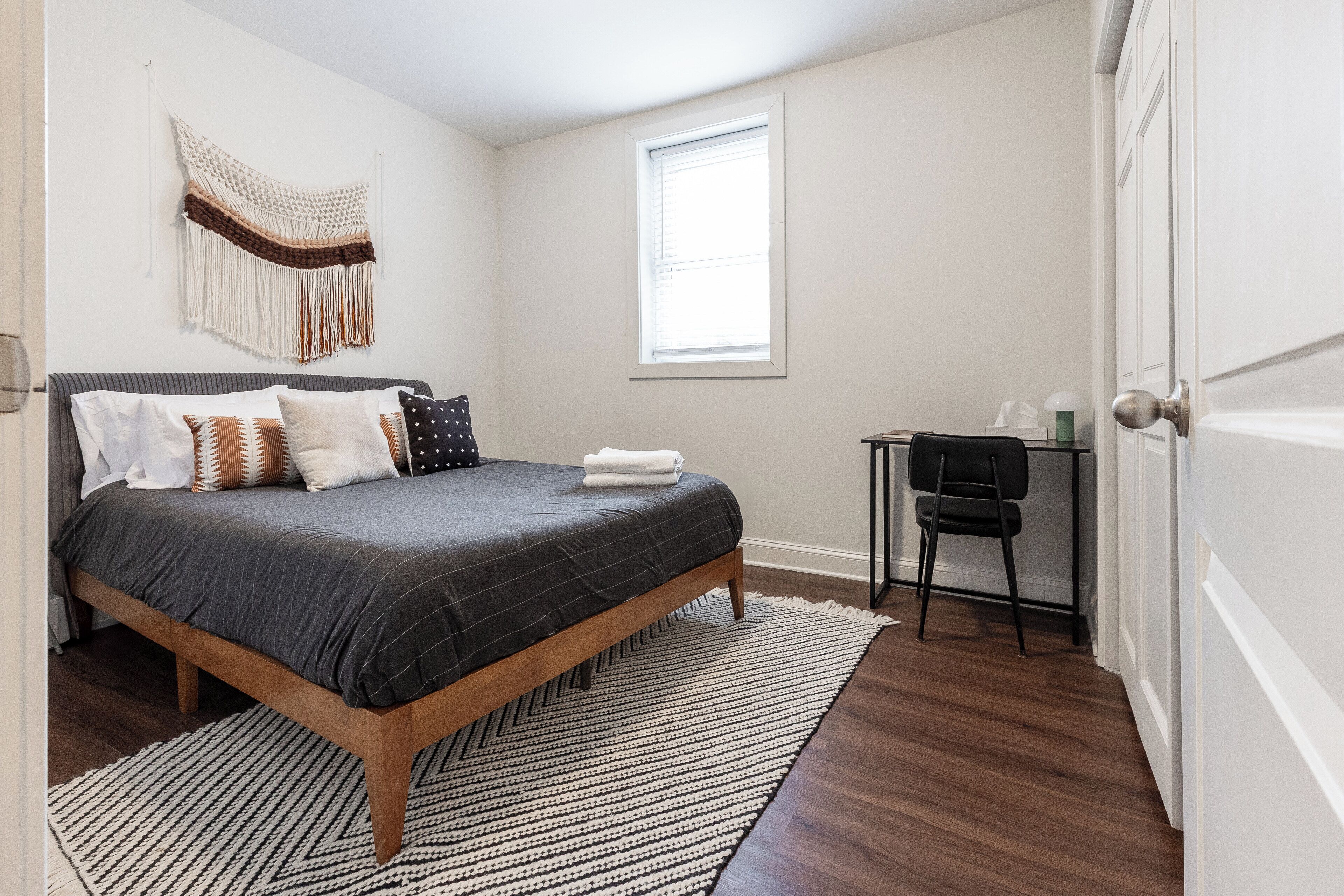 Bureau, fer et planche à repasser, lit parapluie, Wi-Fi gratuit