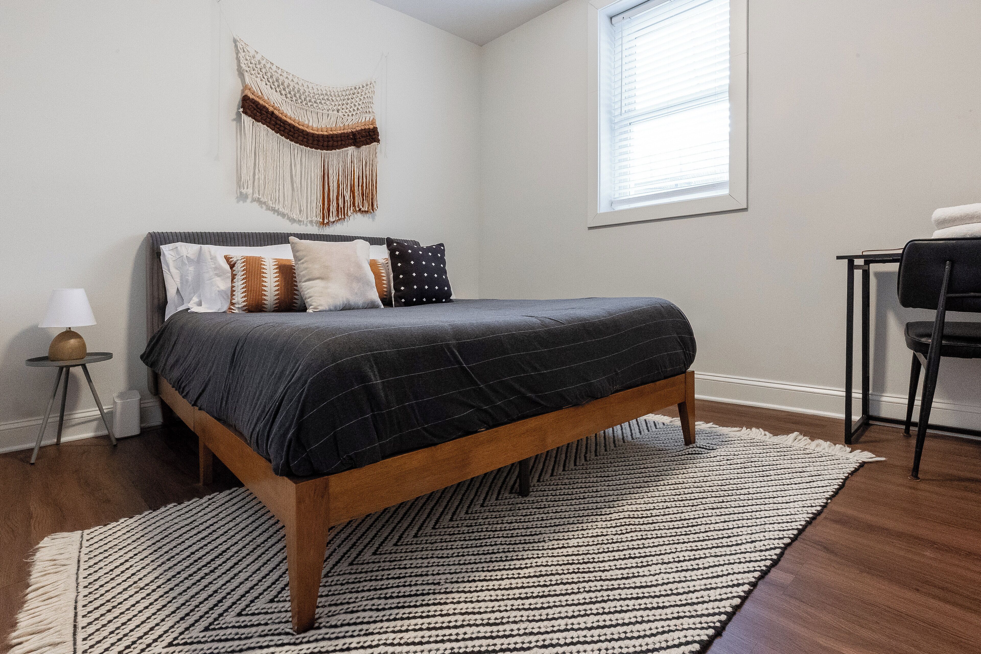 Skrivebord, strykejern/-brett, reiseseng for barn og wi-fi (inkludert)