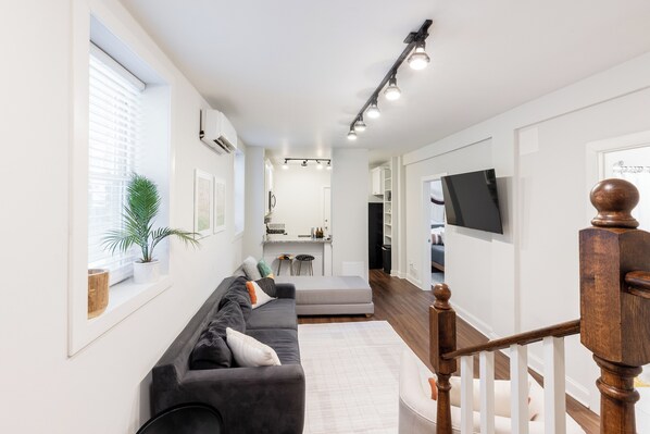 Smart TV - Modern Apt in Trendy Neighborhood w/ Free Parking (Chicago)