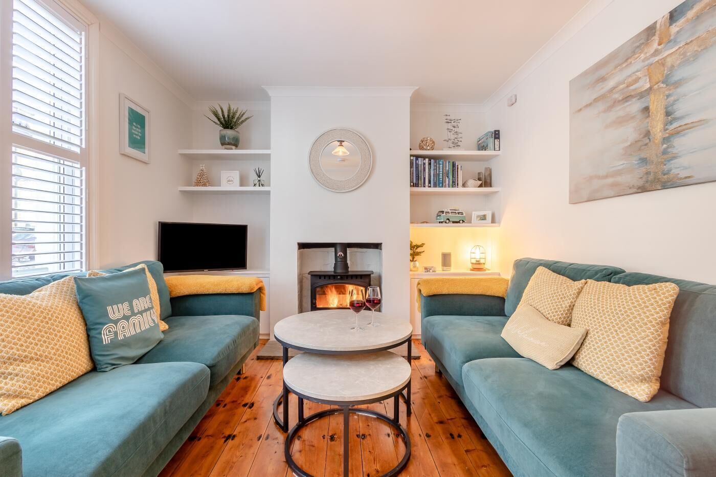 Una televisión, una chimenea