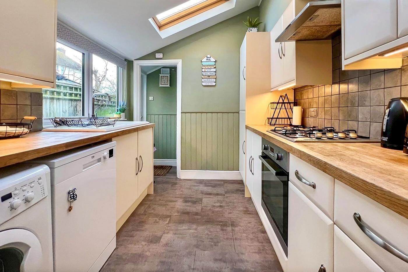 فرن، غسالة أطباق، كرسي للأطفال، مستلزمات طهي/أطباق/أوعية