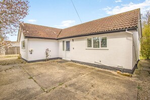 A single-story house with a tiled roof, a front door, and a small garden area. - 2 Bed in Halesworth (oc-dak) (Halesworth)
