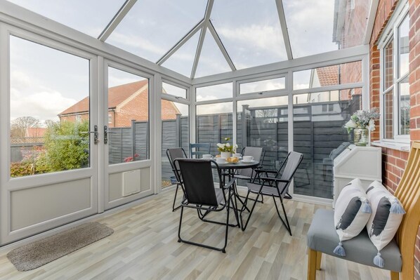 Outdoor dining - 3 Bed in Overstrand (oc-p34096) (Overstrand)