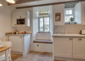 Microwave, oven, dishwasher, cookware/dishes/utensils - 2 Bed in Hawes (oc-ds042a) (Hawes)