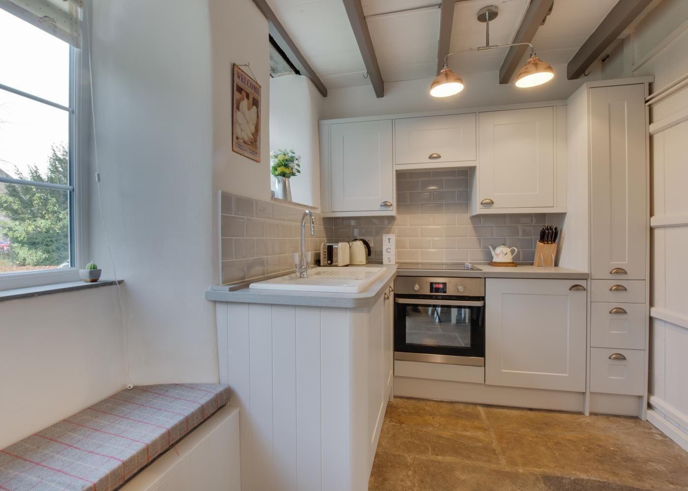 Microondas, horno, lavavajillas y utensilios de cocina 