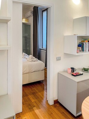 Iron/ironing board, free WiFi, bed sheets - Isola Gargigliano Suite (Milan)