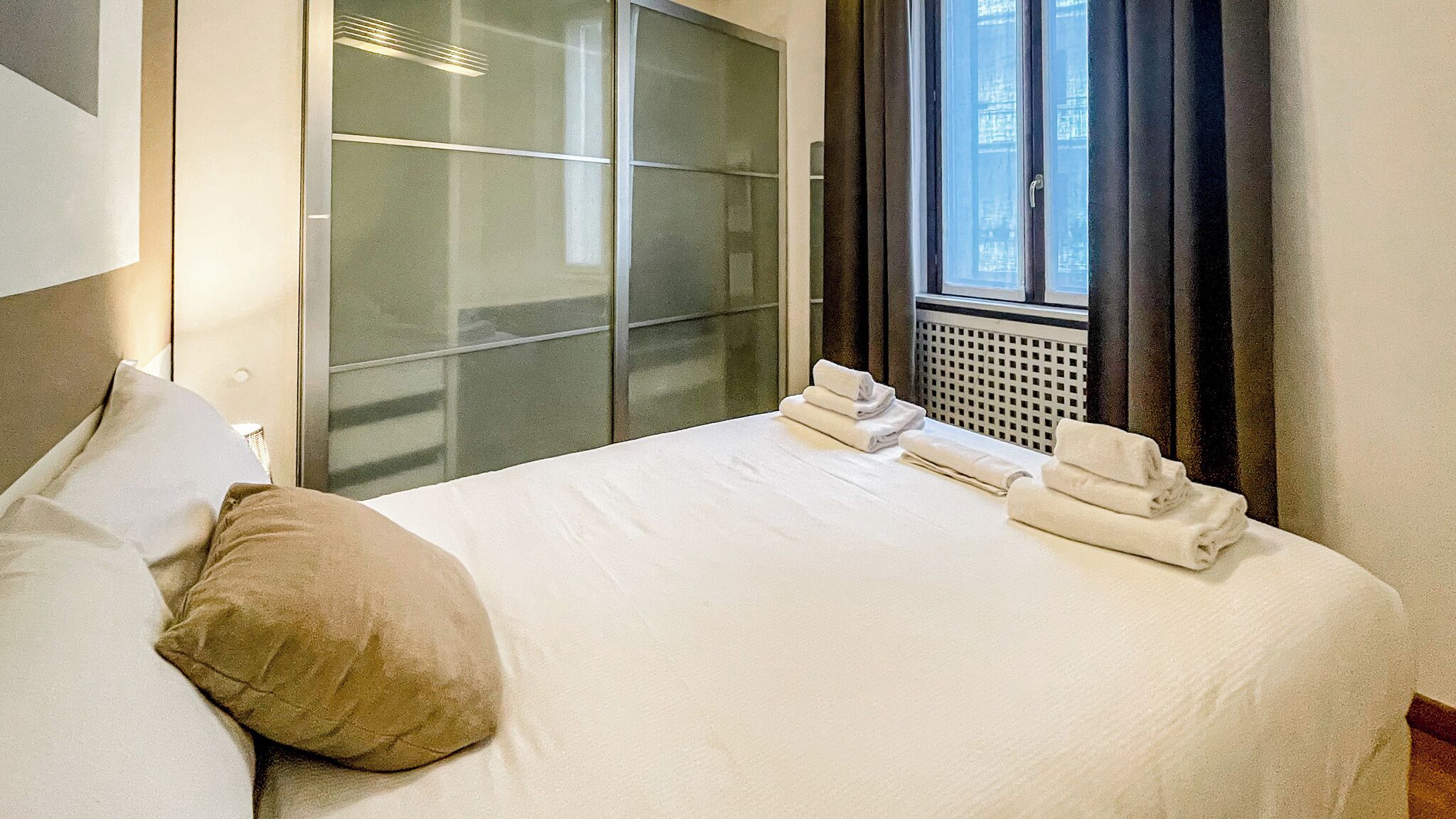 Tabla de planchar con plancha, wifi gratis y ropa de cama 