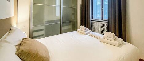 Tabla de planchar con plancha, wifi gratis y ropa de cama