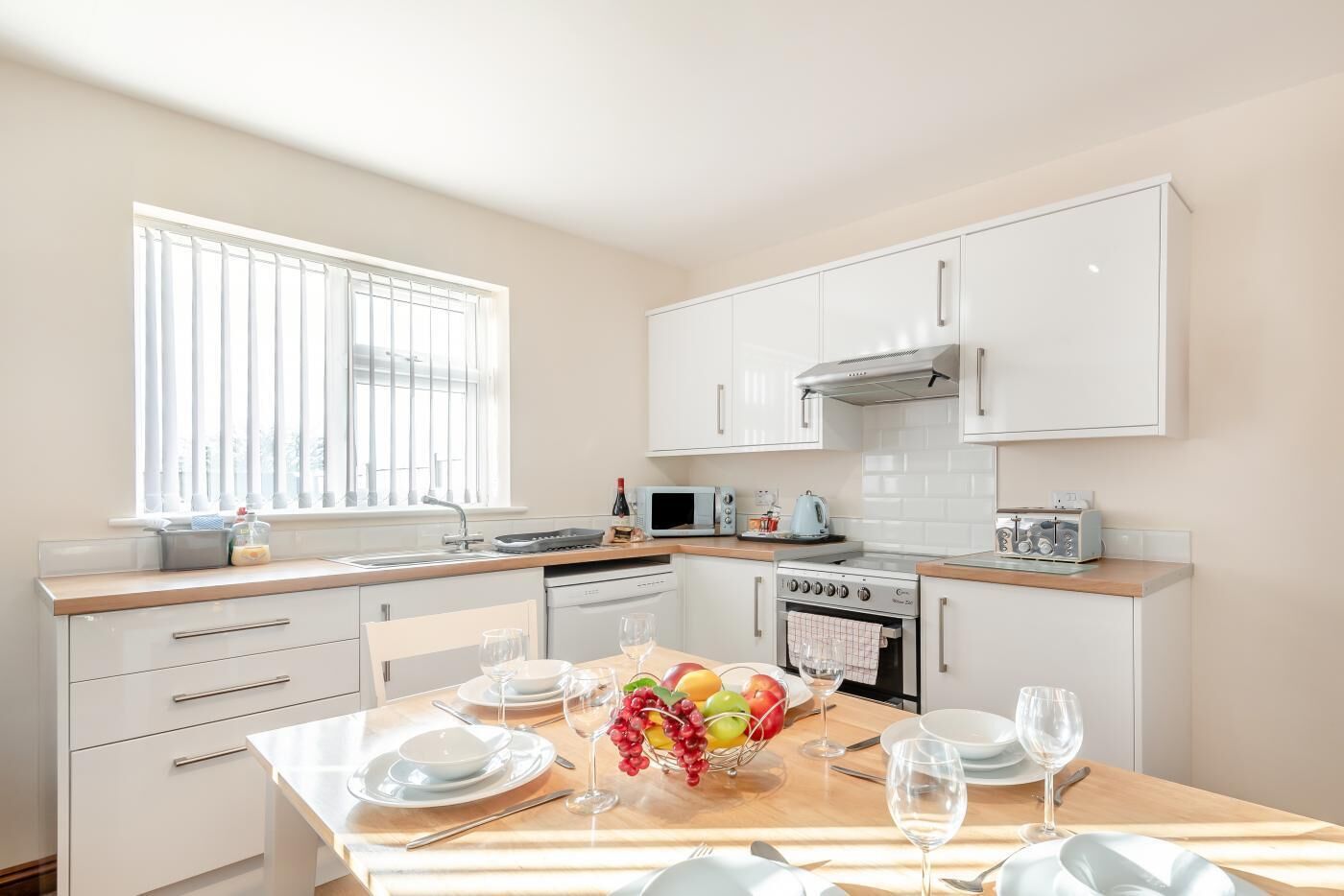 Mikrovågsugn, ugn, diskmaskin och barnstol