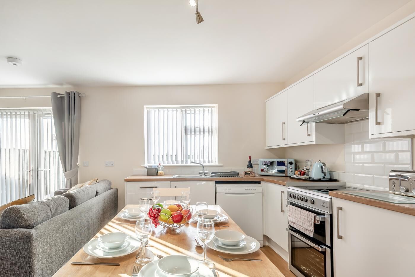 Microondas, horno, lavavajillas, silla alta para bebés