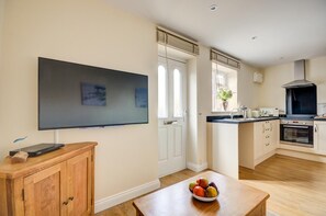 Microwave, oven, cookware/dishes/utensils - 1 Bed in Sheringham (oc-1845) (Sheringham)