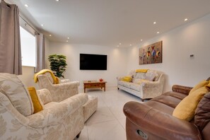 TV - 4 Bed in Aberystwyth (oc-bow304) (Rhos-y-garth)