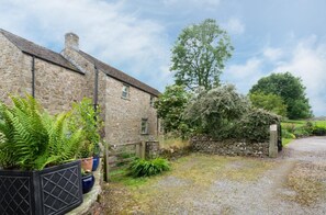 A stone cottage with a gravel driveway, a wooden gate, and a stone wall. - 3 Bed in Askrigg (oc-ds309) (Askrigg)