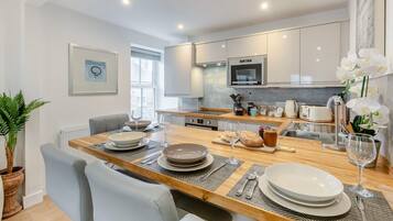 Microwave, oven, dishwasher, cookware/dishes/utensils