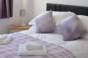Iron/ironing board, free WiFi, bed sheets - 3 Bed in Whitby (oc-w420) (Whitby)