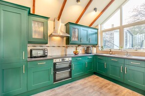 Uuni, keittoastiat/astiat/ruokailuvälineet