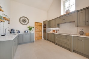 Microwave, oven, high chair, cookware/dishes/utensils - 3 Bed in Trawsfynydd (oc-wag718) (Trawsfynydd)