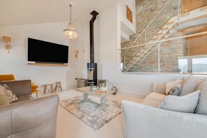 TV, fireplace - 3 Bed in Trawsfynydd (oc-wag718) (Trawsfynydd)