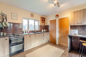 Microwave, oven, cookware/dishes/utensils - 2 Bed in Renwick (oc-h34195) (Renwick)