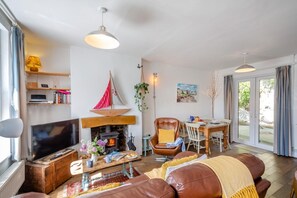 TV, fireplace - 2 Bed in Beaumaris (oc-wai218) (Beaumaris)